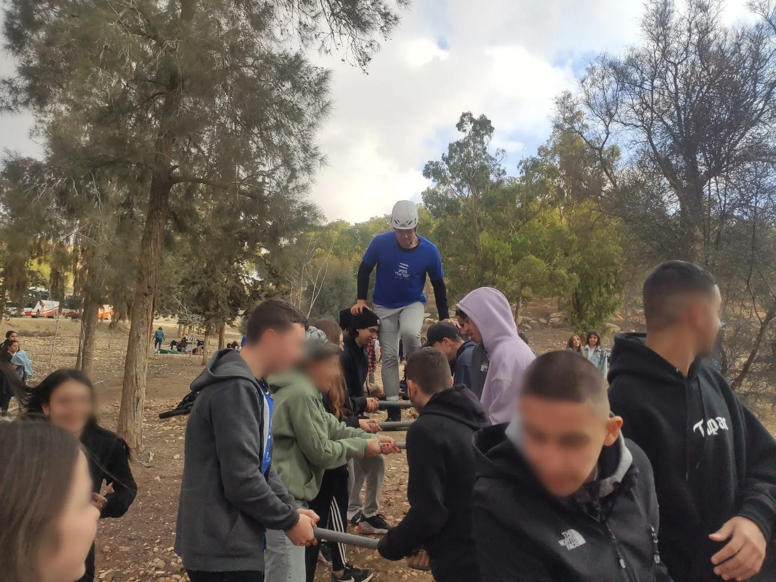 קבוצה פותרת חידות בפעילות הפריצה לכספת