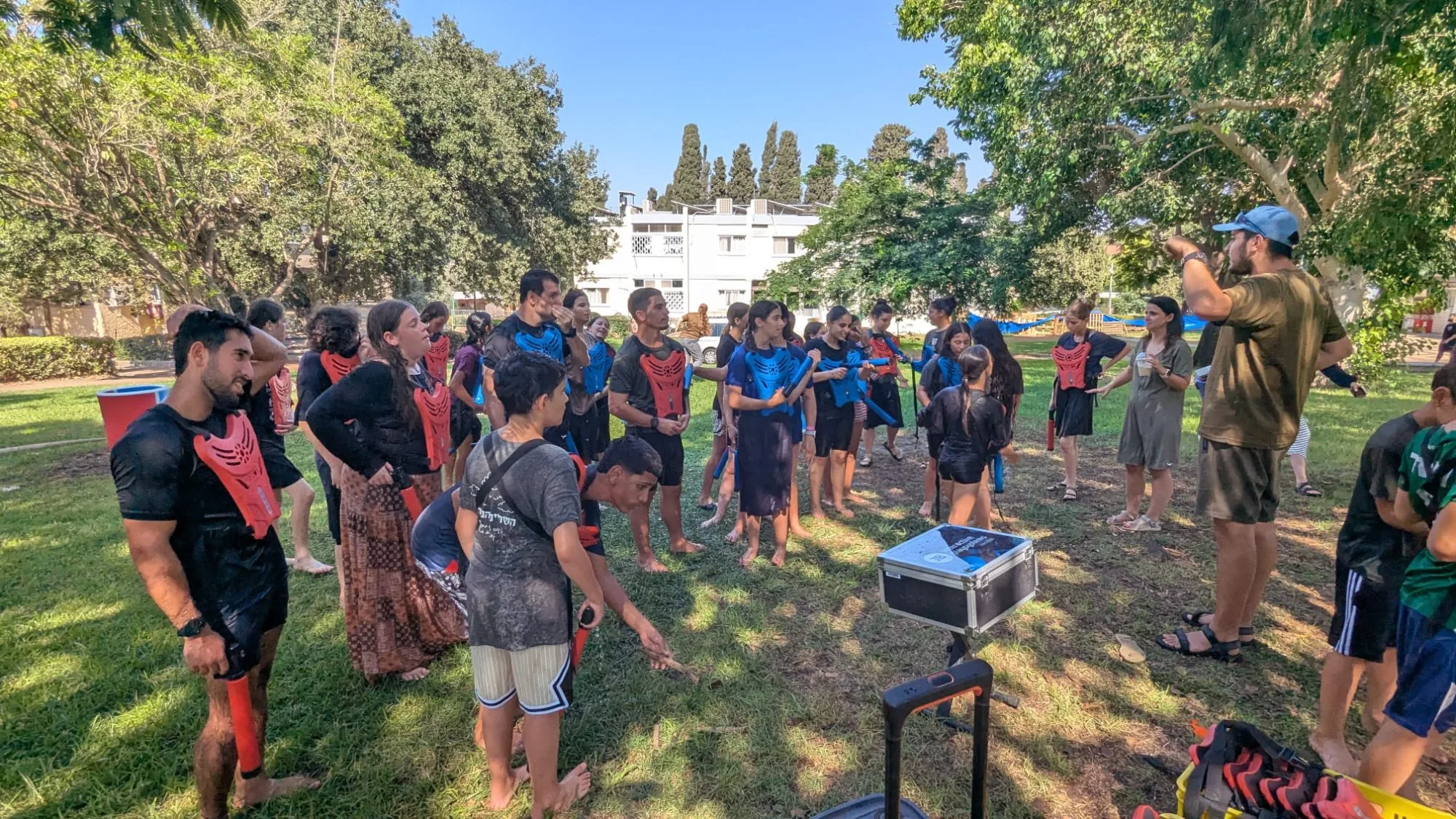 הצוות של סברס הפעלות מתדרך קבוצה לפני פעילות ווטר טאג