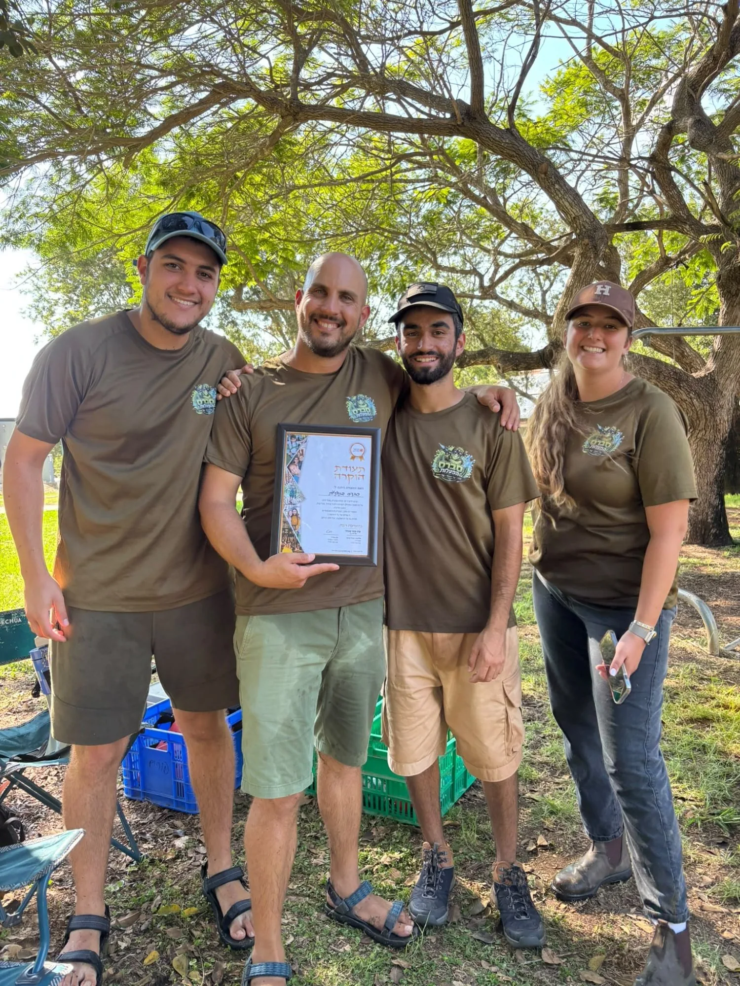 צוות סברס הפעלות עם תעודת הוקרה